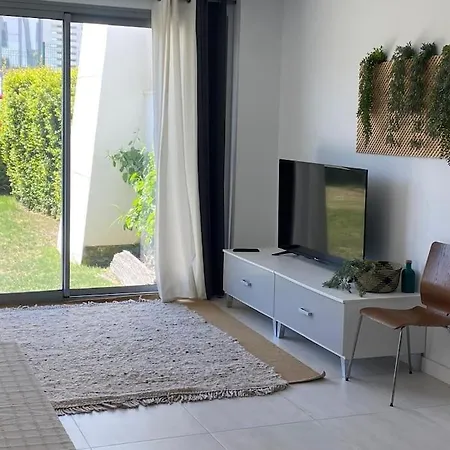Precioso En Vanians Garden Apartment